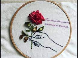 Most of us love embroidery.the type where you use embroidery floss, but did you ever think about embroidering with ribbon? Handmade Ribbon Embroidery Rose Tutorial Anleitung Zum Zeichnen Von Rosenbandmalereien Youtube Anleitung Embroidery Bordados A Mao Bordado Em Fita Maos