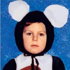 Patryk Vega w filmie "Oczy diabła" powiela teorię, że amerykański bohater  Ryan Pitts to tak naprawdę zaginiony przed laty Tomek Cichowicz. Tymczasem  Pitts odmawia poddania się testom DNA.  https://film.wp.pl/amerykanski-bohater-to-zaginiony-chlopiec-z ...