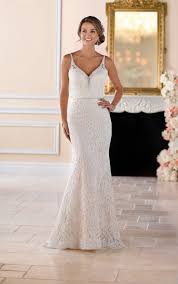 Du bist auf der suche nach dem idealen brautkleid? Schmal Geschnittenes Brautkleid Aus Spitze Stella York