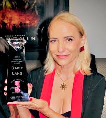 Daisy Lang (@daisylangboxing)