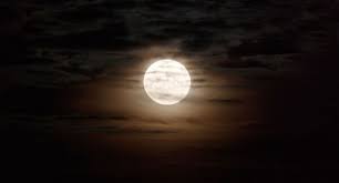 A restrição de lua cheia foi introduzida com o especial bem assustador de dia das bruxas de 2011. A Maior Mais Brilhante E Intensa Lua Cheia Do Ano Esta Quase Chegando