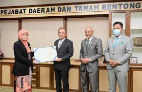 Mystep kementerian kerja raya | pengambilan terkini di kementerian kerja raya untuk menyertai personel mystep bagi mereka yang sedang mencari jawatan kosong berkelayakan dan. Menteri Besar Serah Surat Penempatan Pengarah Jkr Pahang Baharu Sesi Memperkenalkan Pegawai Pentadbiran Suk Pahang Yang Bertukar Pahang Media
