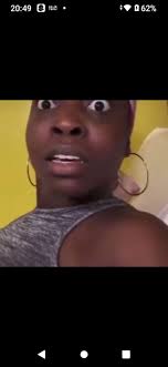 Quest'uomo gentile aiuta il cervo ad attraversare la strada💓