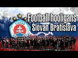 Konflikty vyhľadávali aj mimo štadiónov, pamätná je hlavne ich bitka, kde v areáli pri zš na dudovej ulici v petržalke sa. Football Hooligans Slovakia Slovan Bratislava Youtube
