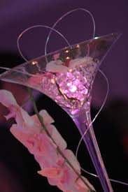 Epingle Par Sabine Biagui Sur Deco De Mariage Rose Blanc Et Argente Table Mariage Vase Martini Decoration Table Mariage Idee Decoration Anniversaire