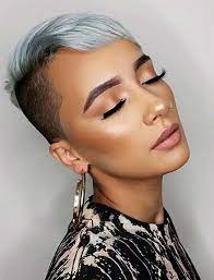 Les cheveux en l'air coupés très courts et dressés est une bonne option pour les femmes qui ont les. Kate Beckinsale Coiffure Courte Femme 2019