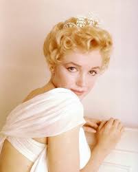 I never saw her [Marilyn Monroe] when she wasn't scared, pleading. For all  of her beauty--and all of the power that accrued to her because of it--she  had no confidence in anything