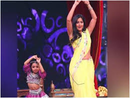 Watch: Katrina Kaif finds it difficult to match steps with 6-year-old Rupsa  on the sets of 'Super Dancer Chapter 3'