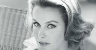 A Shroud of Thoughts: Godspeed Dina Merrill