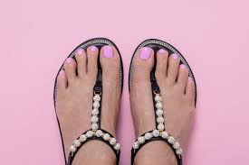 A continuación te dejamos un tutorial de cómo hacer la pedicura en casa paso a paso con tus materiales y conseguir. Pedicura En Casa Belleza De Pies Paso A Paso
