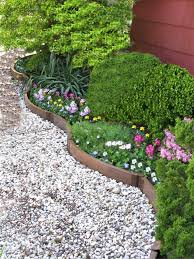 Gartengestaltung Mit Kies Weisse Kieselsteine Gartenpflanzen Beetkanten Mit Bildern Kiesgarten Gartendesign Ideen Tropische Landschaftsgestaltung