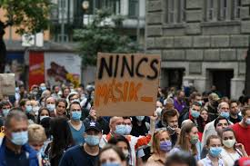 A demonstráció eddig atrocitás nélkül zajlott le, de hogy az éjszaka sötétje sem rejt. Tobb Ezren Tuntettek Az Indexert Es A Sajtoszabadsagert Koros Hircentrum