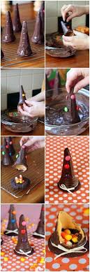Des Chapeaux De Sorciere Pour L Halloween Avec Une Surprise Cuisine Halloween Repas Halloween Collations Pour Halloween