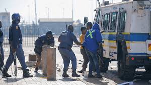 Shops, government buildings shut amid widespread looting. H028f Cvf4sqxm