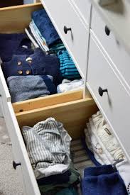 Die Hemnes Kommode Von Ikea Bietet Viel Stauraum Fur Babyklamotten Wickelkommode Wickelauflage Ikea Babyzimmer