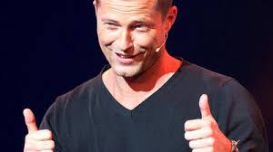 Nico rosberg hat ihn echt beeindruckt amiaz habtu spricht über die höhle der löwen amiaz habtu kocht bei grill den henssler 2020, hat aber auch zeit über die show die höhle der löwen zu sprechen. Tv Moderator Amiaz Habtu Spricht Uber Seine Flucht Aus Afrika