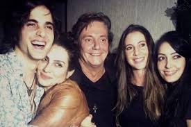 She is best known for her roles in rede globo telenovelas such as dancin' days, cabocla, vale tudo, mulheres de areia and o rei do gado. Cleo Pires Mostra Chamego Em Foto Com O Pai Fabio Jr E O Irmao Famoso Fiuk Gzh