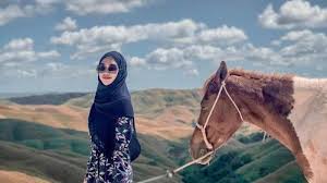Dibalik itu, keduanya juga dikenal dengan fashion yang serba cetar dan mewah. Https Travel Tribunnews Com 2021 06 09 Maudy Ayunda Lulus Dari Stanford University Intip Foto Fotonya Saat Di California Https Cdn 2 Tstatic Net Travel Foto Bank Images Maudy Ayunda Lulus Jpg Maudy Ayunda Akhirnya Berhasil Menyelesaikan Masa Studinya