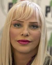 Ilona Staller protesta: "Sapete quanto prendo di vitalizio, come faccio?!?"  Ecco la cifra esatta ⬇️