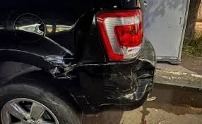 Camioneta choca contra auto estacionado y huye en Los Mochis