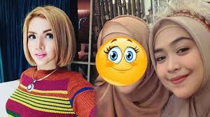 Belum sempat masuk ke dalam mal, di parkiran mobil, ria keluar terlebih dahulu dari mobil dan bertemu seseorang yang. Kerap Tampil Seksi Penampilan Barbie Kumalasari Pakai Hijab Bareng Ria Ricis Banjir Pujian Tribunnewsmaker Com