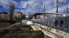 In Mitrovica, a bridge that separates Kosovo's Albanians and Serbs ...