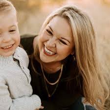 Dana Azevedo's Instagram, Twitter & Facebook