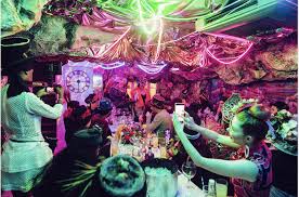 Sur internet, les différentes éditions papier d'alice. Le Chapelier Fou D Alice Au Pays Des Merveilles Debarque A Marseille Pour Une Tea Gin Party Marseille Secrete