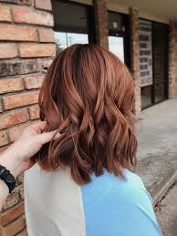 Discover the best hair colors for dark skin. Copper Auburn Balayage By Vania Pixie Glamstu Balayage Copperauburn Pixieglamstu Vania Haarfarbe Kastanie Lockige Frisuren Styling Kurzes Haar