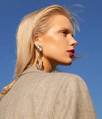 Accentuate by Elena Romanenko