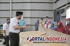 Plywood fiyatları 2021 listesi ile ilgili olarak hazırladığımız yazımızda pleymut fiyatları tablo haline getirilerek bilginize sunulmuştur. Ipong Pabrik Plywood Bisa Serap Tenaga Kerja Dari Masyarakat Sekitar Portal Indonesia