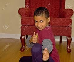 C'est un livre dont vous êtes le héros. Ce Beau Garcon Age De 9 An Racial Bi Est Une Chaise Sourire Un Pouce De Pose Banque D Images Et Photos Libres De Droits Image 5483419