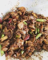 Panaskan sedikit minyak, lalu tumis bumbu tambahkan gula merah dan masak hingga mencair, lalu tambahkan juga air asam jawa, garam dan kaldu bubuk. Resepi Untuk Peminat Hidangan Sambal Goreng Jawa