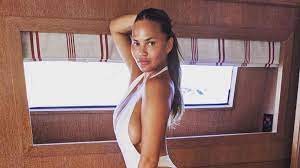 She had the highly relatable problem of trying to figure out the artist of a song she had heard. Kastige Figur Chrissy Teigen Wehrt Sich Gegen Body Shaming Promiflash De