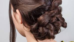 Coiffure mariage chignon coiffé décoiffé. Tuto Coiffure 4 Etapes Faciles Pour Realiser Un Chignon Torsade Canon Magicmaman Com