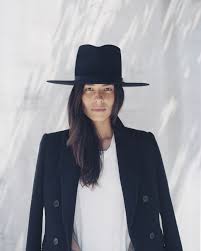 The Cowboy Hat Is Getting A Modern Revamp For Fashion S City Slickers Outfits With Hats Cowboy Hats Women Fashion