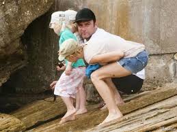 Ei urca moda pozelor selfie la un alt nivel prin faptul ca le imita pe fetele care obisnuiesc sa isi faca astfel de fotografii. Vezi Cele Mai Haioase Poze Cu Iluzii Optice Si Pregateste Te Sa Razi Cu Lacrimi Perfecte Ro