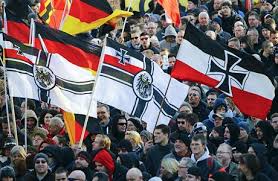 Blond dospívající žena držící vlajka německo velmi šťastný a nadšený, vítěz výrazu slaví vítězství křičet s velkým úsměvem a pozvedl ruce. Nemecka Krajni Pravice Ma Nahradu Za Hakovy Kriz Pouziva Napriklad Vlajky Byvaleho Pruska Ci Svate Rise Rimske Svet Lidovky Cz