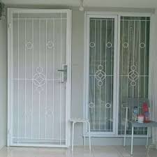 Tak hanya kusen pintu dan jendela , bahan alumunium juga bisa dipakai untuk daun pintu dan foldingdoor ( pintu lipat ). Teralis Jendela Pintu Minimalis Dekorasi Rumah 812101091