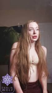 Ateşli sarışın sigara içiyor ile Dahlia Wolf, Dahlia Wolf