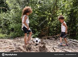 Niños jugando en la calle futbol. Fotos De Ninos Pobres Jugando De Stock Ninos Pobres Jugando Imagenes Libres De Derechos Depositphotos
