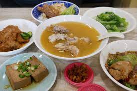 Jun 23, 2021 · 來到淡水老街，到處都販賣著許多當地特產，如鐵蛋、魚酥等，而其中之一的酸梅汁也更代表淡水的經典味道，在這裡第一家酸梅汁店就是「阿媽的酸梅汁」，老闆遵古法製，將這樣的古早味存放在許多人的記憶中。 為生計 ç¾…å®¶å¤æ—©å'³ ç¶²å‹æŽ¨è–¦å¥½åƒéº»æ²¹é›ž Google 4 3é¡†æ˜Ÿçš„å¥½è©• é£›å¤©ç'‡çš„å£è¢‹