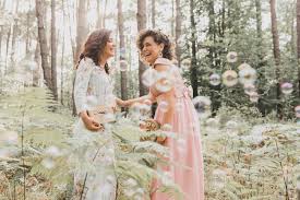Claves de estilo para acertar con tu bolso en bodas y ceremonias. Complementos Segun El Color De Tu Look De Invitada
