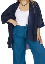 Les femmes portent des chemisiers sans col, boutonnée sur le devant, avec les poignets et les jambes de pantalon lacées. Veste D Ete Grande Taille Femme Unie Bleu Marine Altene