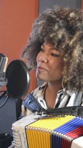 El viaje musical de Lupe: Una mujer y su acordeón