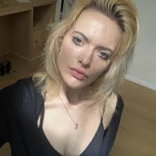 Caitlin Evans's Instagram, Twitter & Facebook