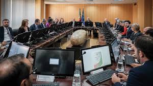 No sábado, os ministros voltam a o conselho de ministros aprovou hoje 12 contratos fiscais de investimento, num valor total de 160 milhões de euros e que vão criar 358 postos. Conselho De Ministros Volta A Reunir Se Na Sexta Feira