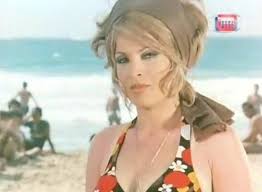 وأضافت صفية العمري أنها تلقت العلاج المناسب بعد ذلك وشفيت، ومثلت العديد من الأدوار في أفلام ومسلسلات، لكن شائعة تشوه وجهها انتشرت، وأدت إلى توقف المنتجين عن عرض الأدوار عليها حتى فترة قريبة. Ø±Ù‚Øµ Ø´Ø±Ù‚ÙŠ Ù„Ù„ÙÙ†Ø§Ù†Ø© ØµÙÙŠØ© Ø§Ù„Ø¹Ù…Ø±ÙŠ Ø¹Ù„Ù‰ Ø£ØºÙ†ÙŠØ© Ø´ÙÙŠÙ‚ Ø¬Ù„Ø§Ù„