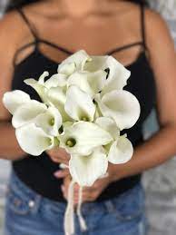 White Callas Flower Delivery Los Angeles Ca Flower Delivery Calla Lily Flowers Flower Delivery Service