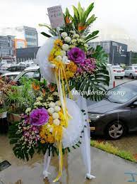 花圈为丧礼专用的 参加葬礼时人们常常敬送花圈作为对逝者的追悼 花圈的 发源地 据说在希腊 古希腊把花圈称为 斯吉芳诺思 是装饰神像的 圣物 教堂中的祭司后来也戴起花圈来 花圈传播到各地后就不一再地是教堂专用的饰物了 往生花圈